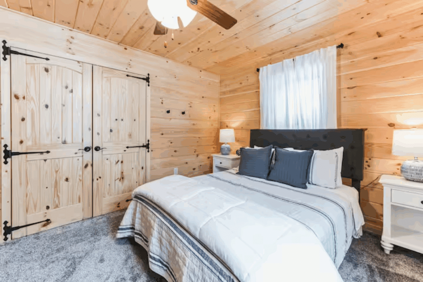 Secondary bedroom of Mountaineer Deluxe in Sarnac Lake New York