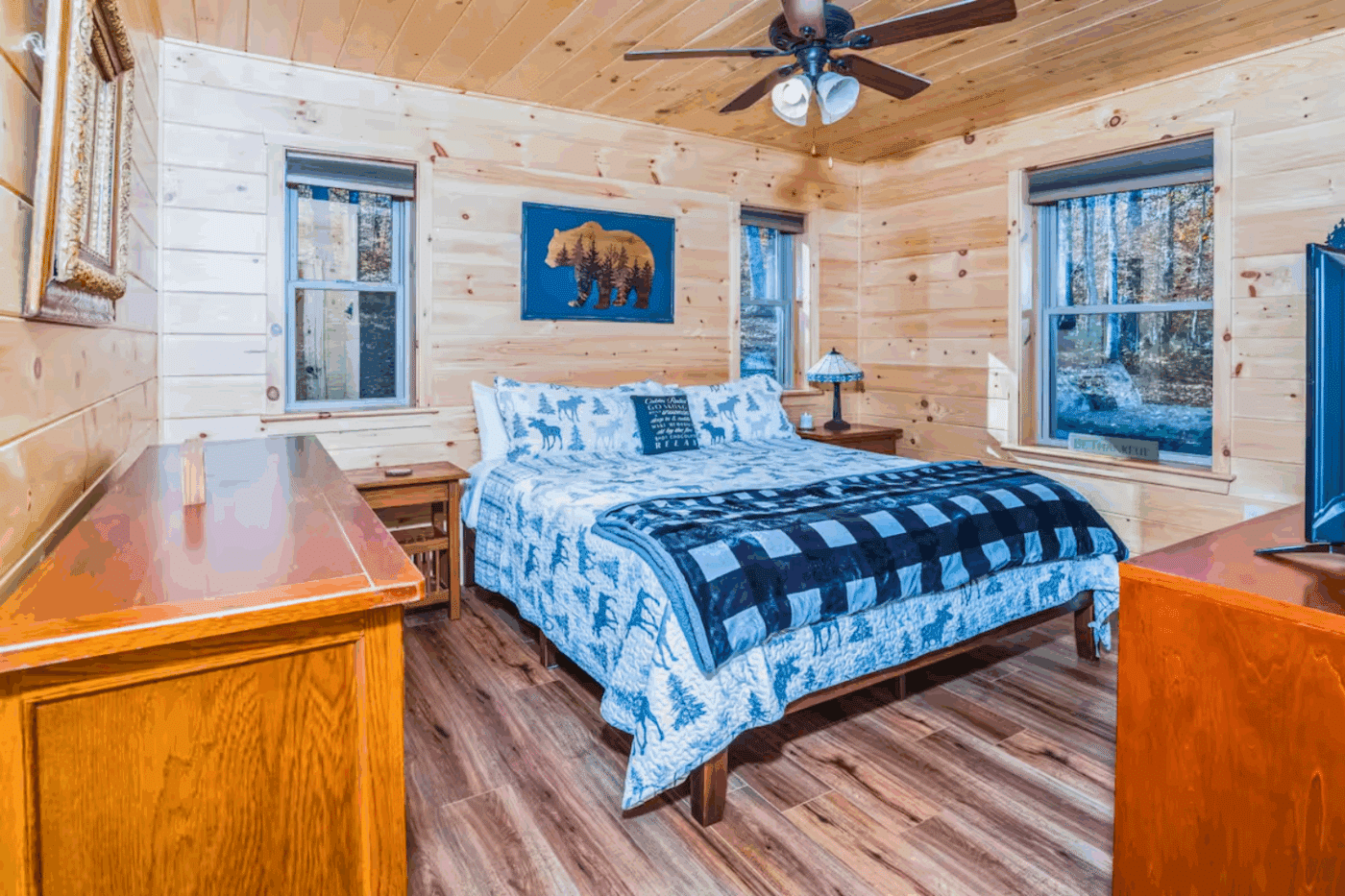 Mounatineer deluxe bedroom number 1 with en suite bedroom in Old Forge New York