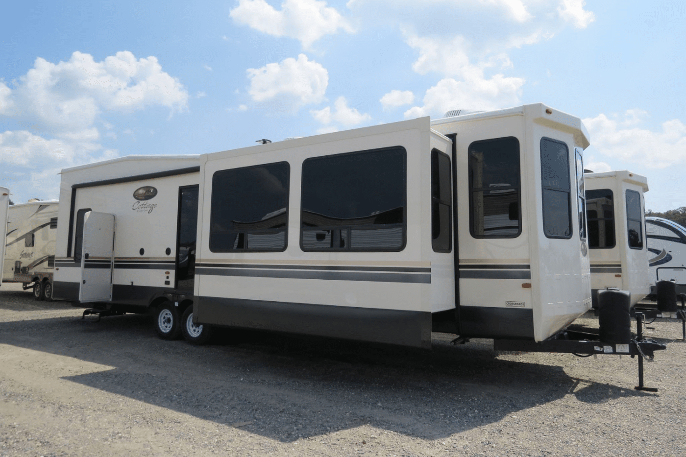 What are Pros and Cons of a Destination Trailer
