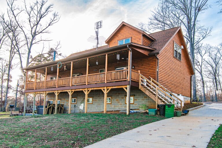 Mountaineer Deluxe & Garage in Dandridge TN 1