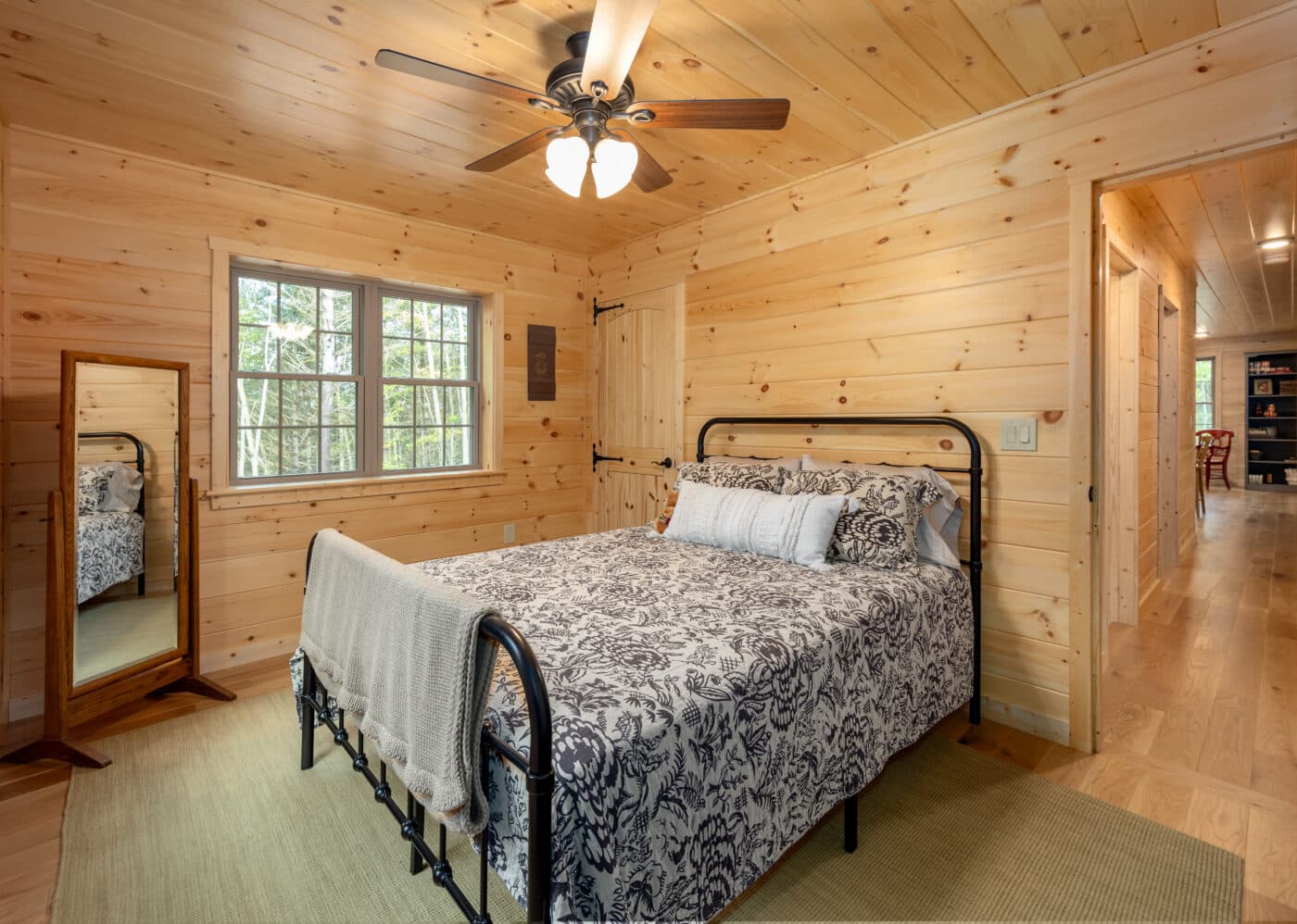 28x48 Mountaineer Wardensville VA Bedroom