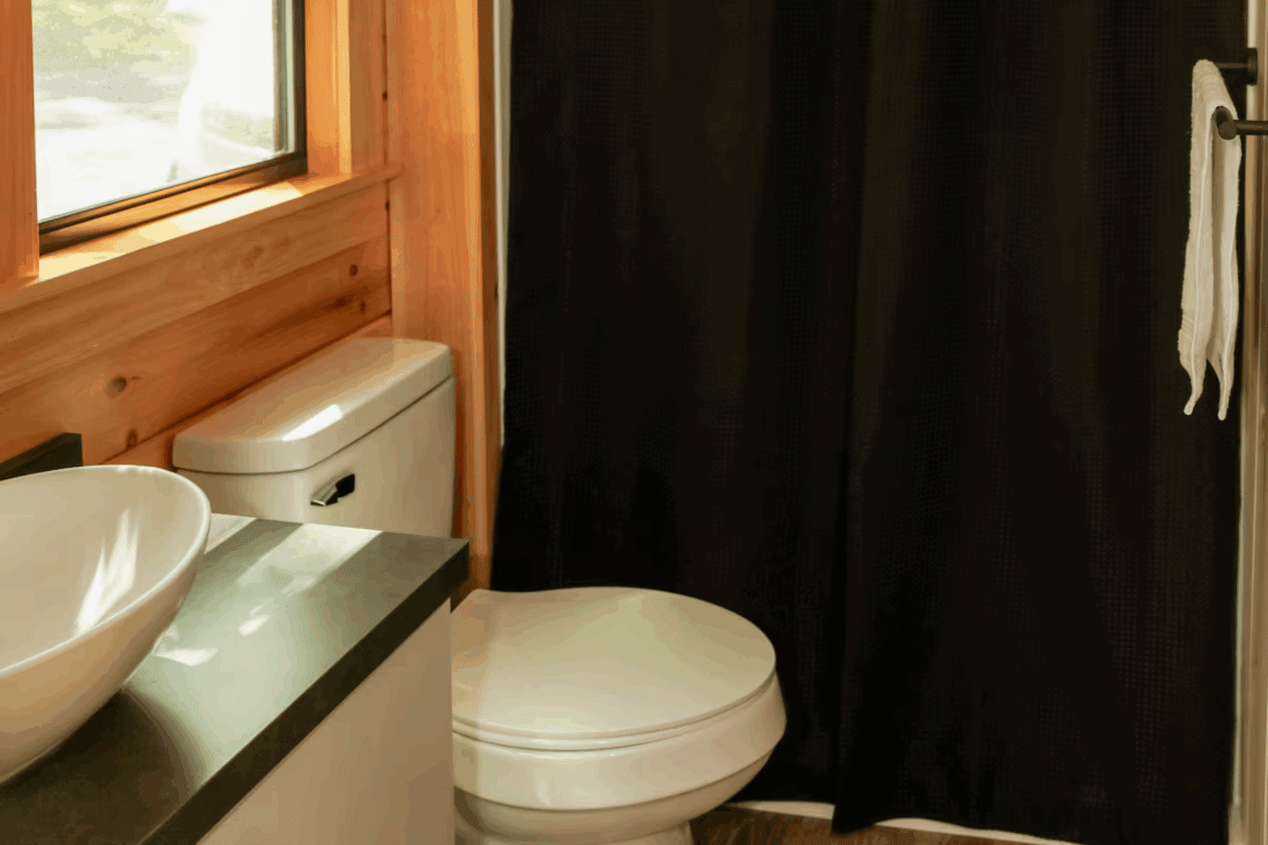 full sized bathroom in Pinecrest Park model in James Creek Pa