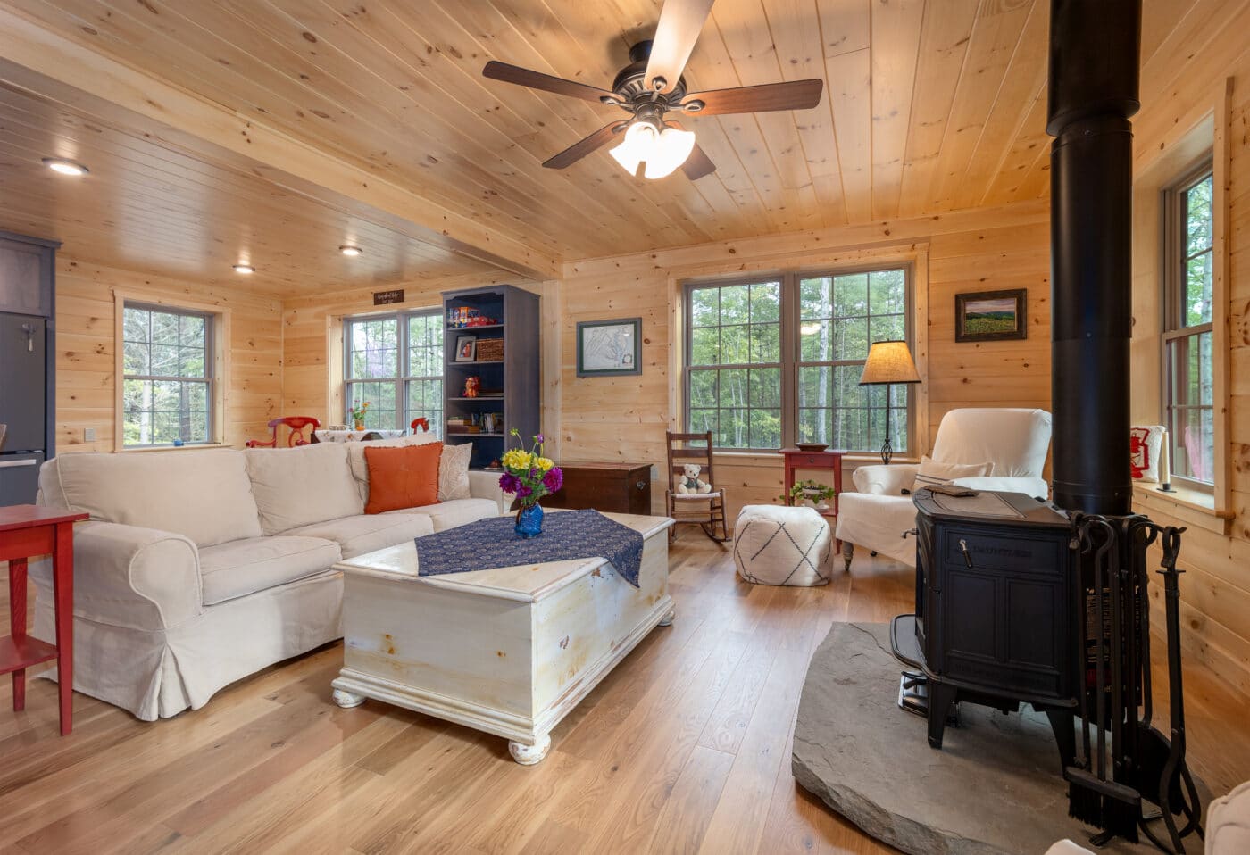 28x48 Mountaineer Wardensville VA living room