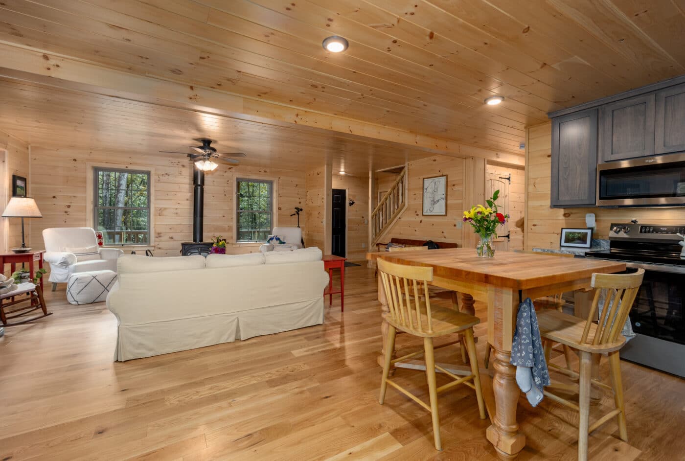 28x48 Mountaineer Wardensville VA Great Room