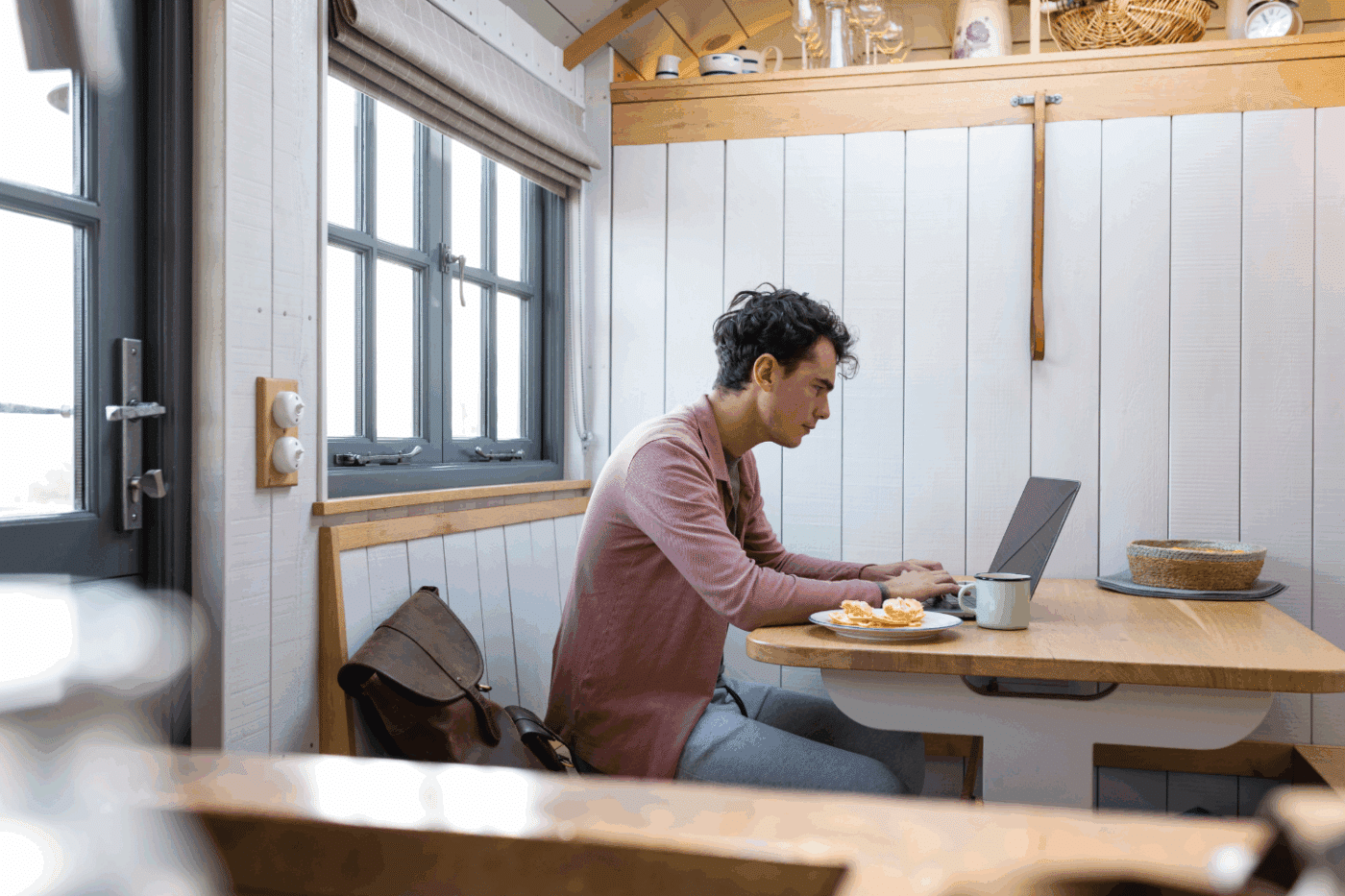 how to integrate technology in a modern cabin